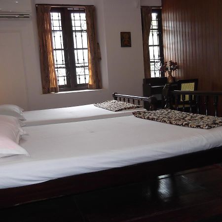 Madeleine Inn Pensión Kochi Exterior foto