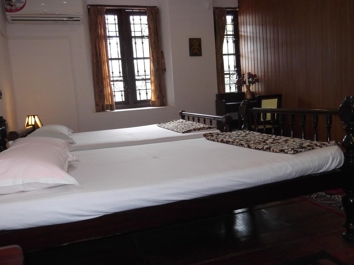 Madeleine Inn Pensión Kochi Exterior foto