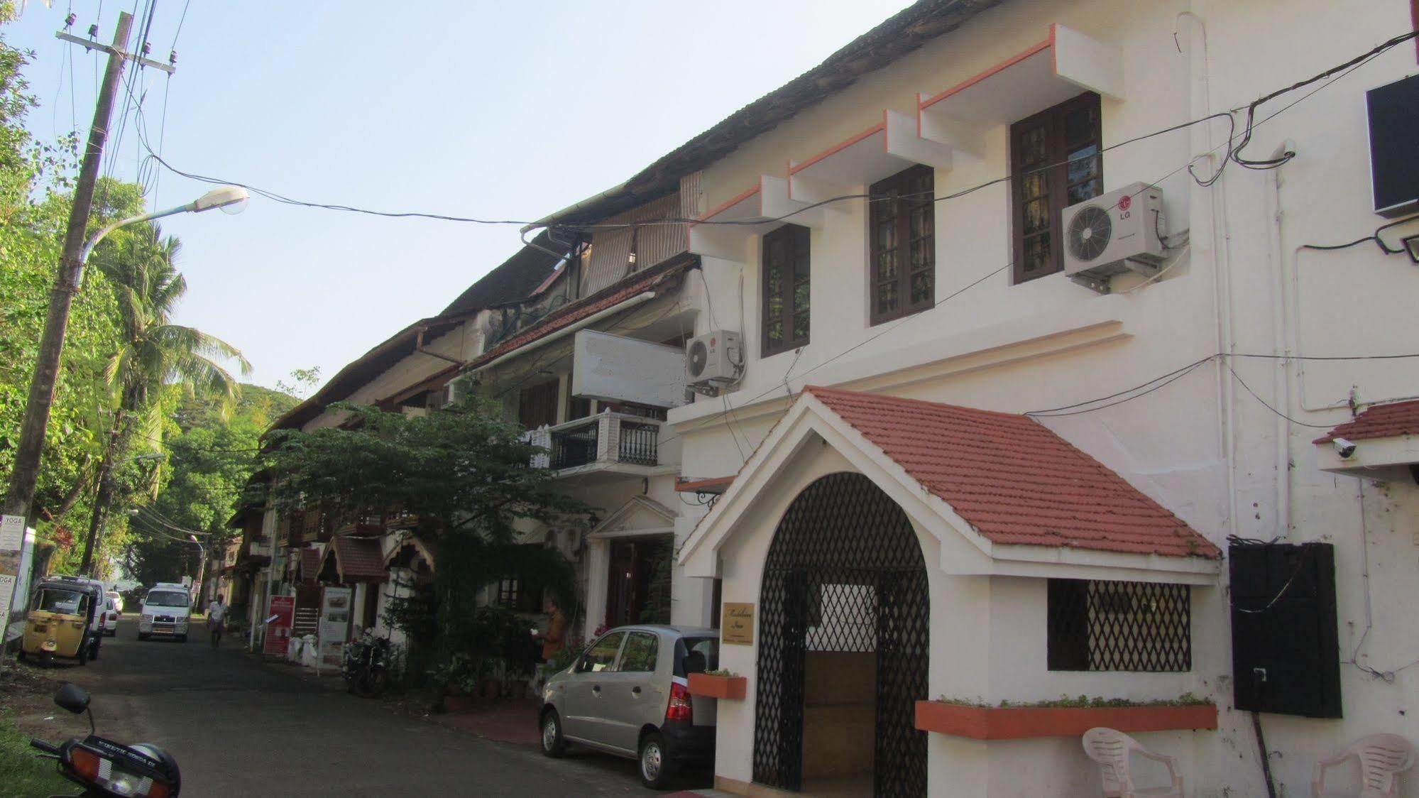 Madeleine Inn Pensión Kochi Exterior foto