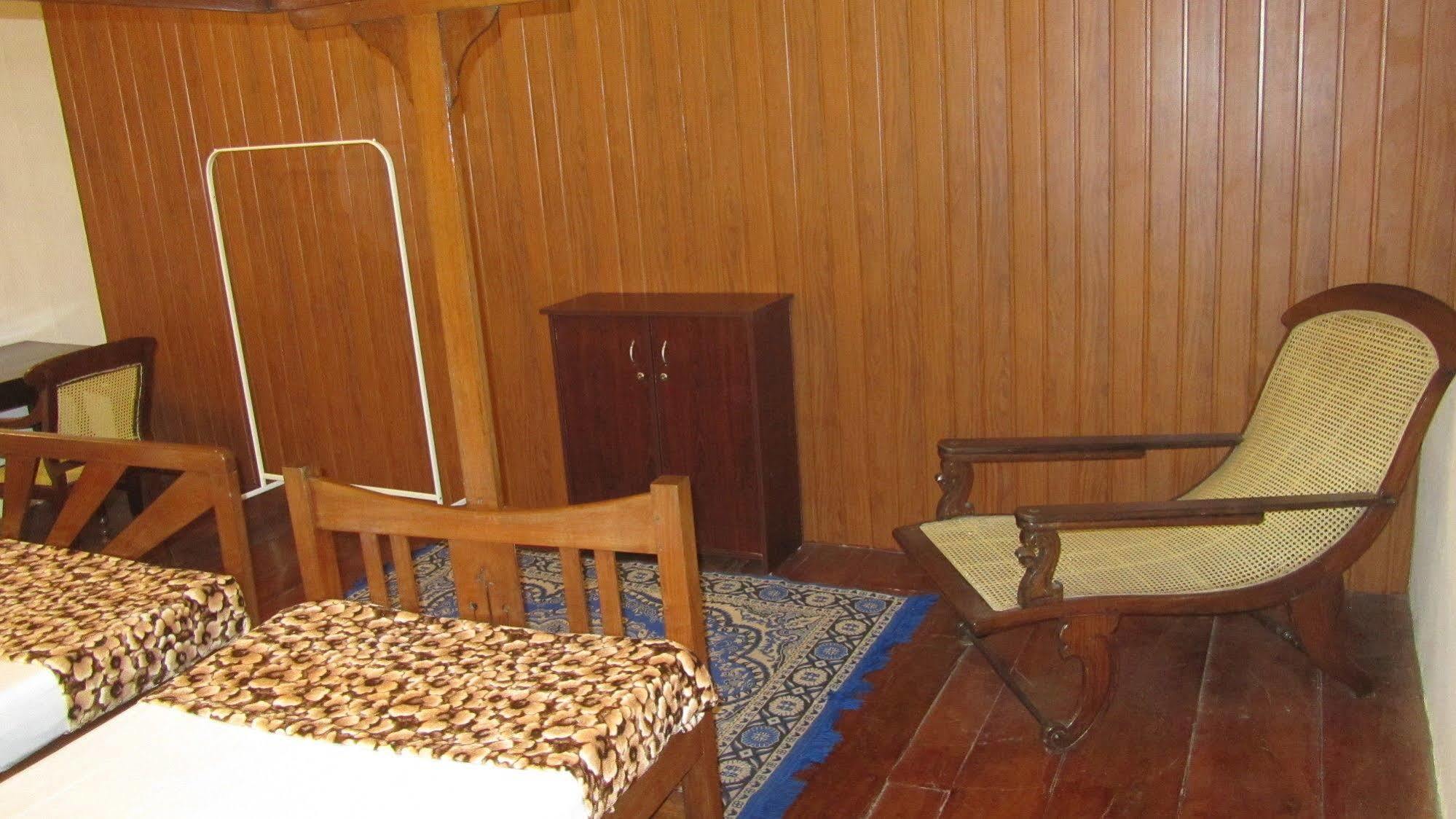 Madeleine Inn Pensión Kochi Exterior foto